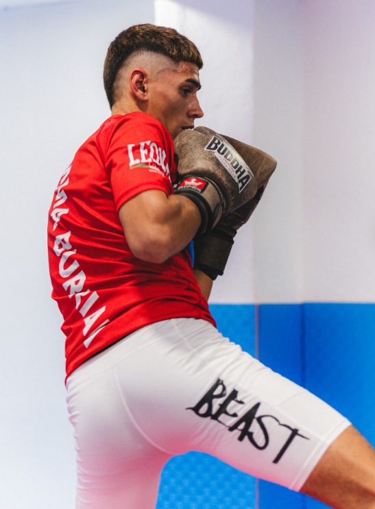 Entrenamiento de golpeo con manoplas en MMA Burriana