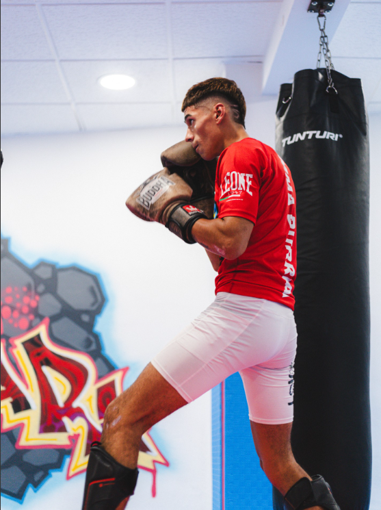 Alumno trabajando el saco pesado en MMA Burriana