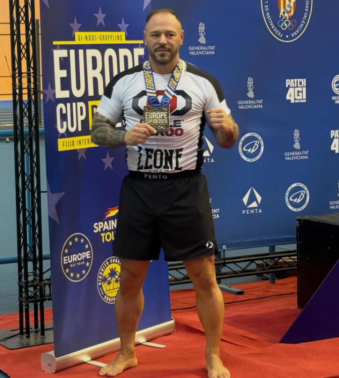 Luchador de MMA Burriana en el podio de la Europe Cup