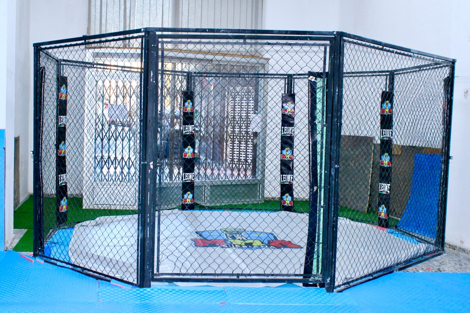 Octógono de MMA Burriana preparado para entrenamiento técnico