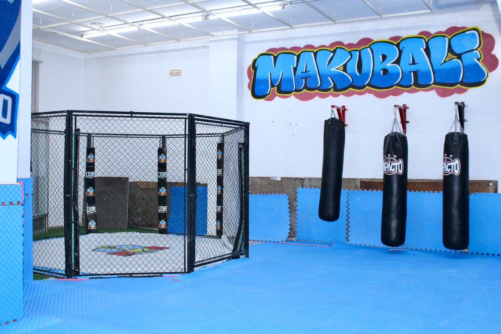 Tatami amplio de MMA Burriana con octógono y sacos de golpeo